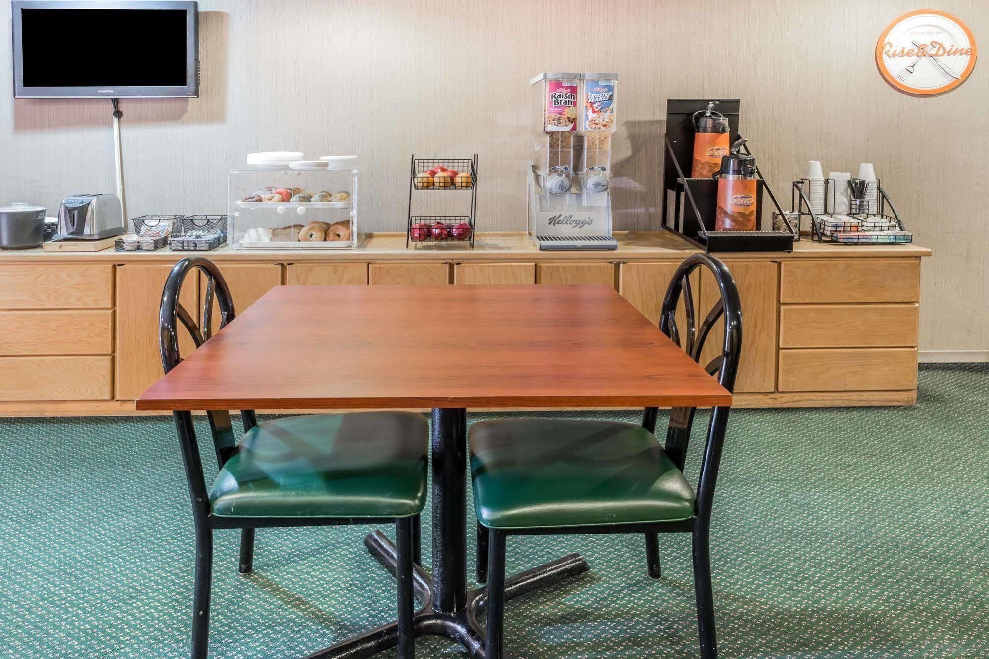 Rodeway Inn & Suites Rockford Dış mekan fotoğraf